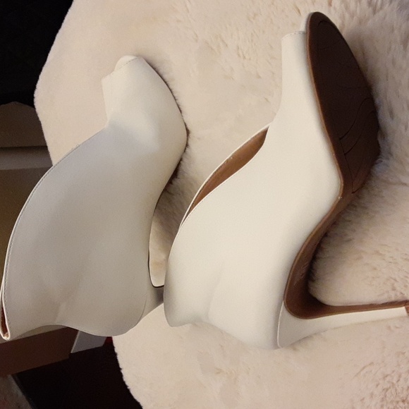 Previously owned Christian Siriano White Shootie Peep-toe Pumps - Picture 3 of 8